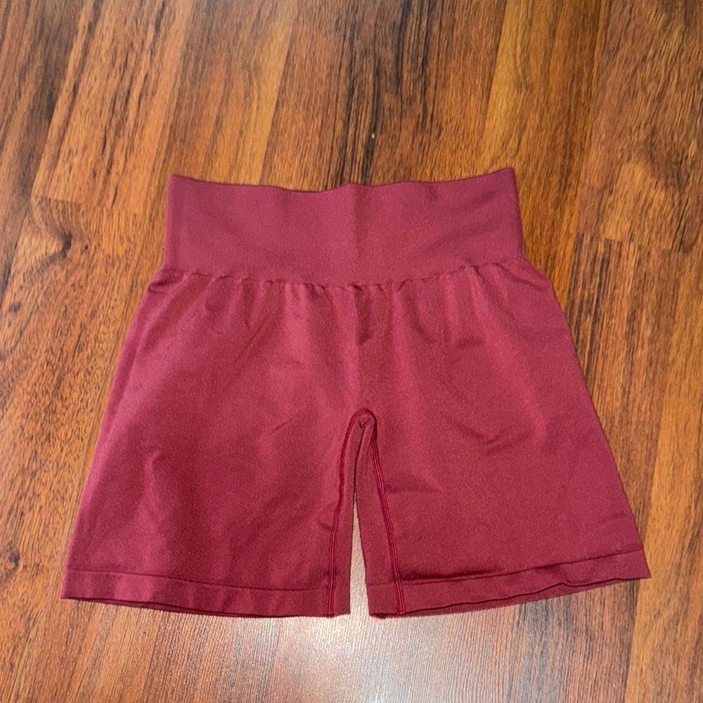 NVGTN Red Bike Shorts Moisture-Wicking Mid-Thigh